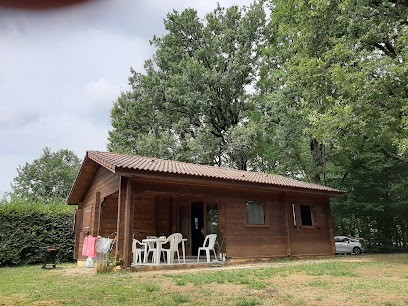Le Clos des Chênes : Location chalets tout confort avec parking, piscine et espace de jeu, dans un parc verdoyant au cœur du Périgord noir entre Sarlat-la-Canéda et Montignac proche des grottes de lascaux à Saint-Génies en Dordogne, Gîte à Saint-Geniès