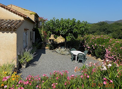 Vacation Rentals - Cottages of Cagnardette ** & ***, Gîte à Grimaud