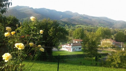 Gite Etxe Xuri Au Coeur Du Pays Basque, Gîte à Ossès